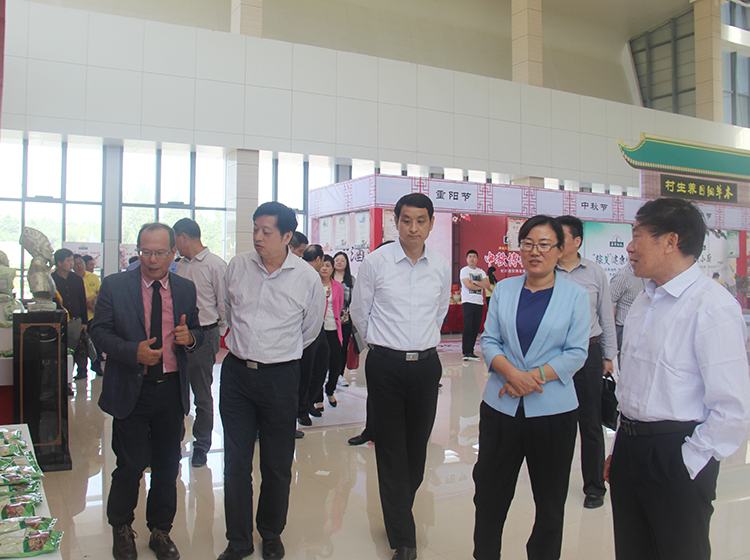 湖北省市领导亲临J9全国经理人大会现场加油打气